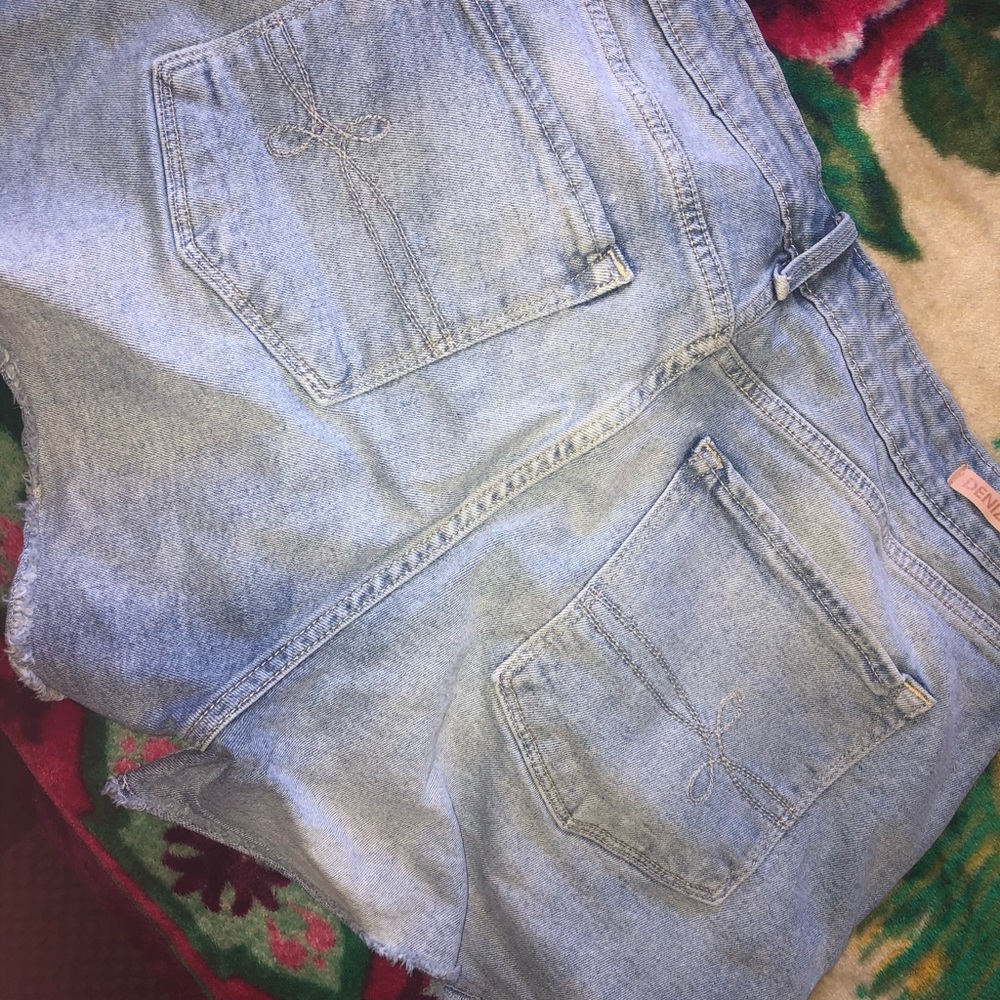 Levi’s - Picture 2 of 2